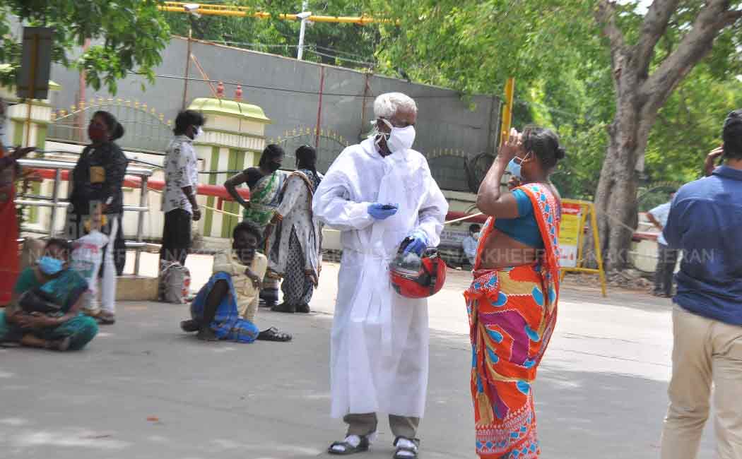 Corona patient relations took food for patients with ppe kit