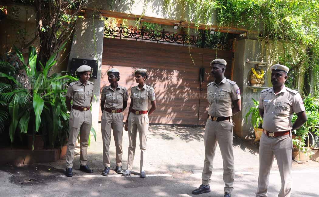 Congressmen besieged Khushbu's house