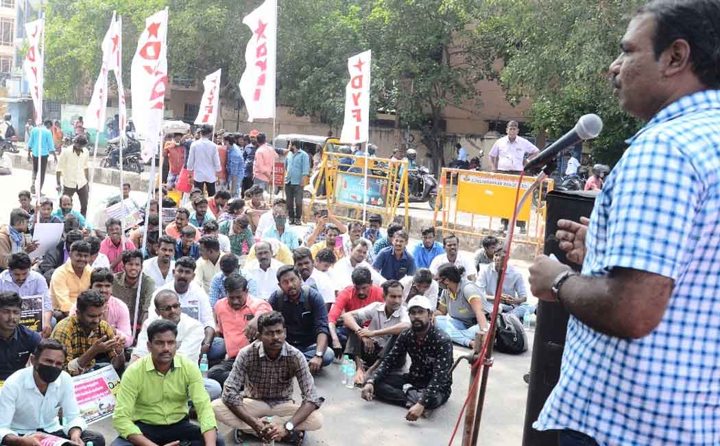 Youths rally in Chennai to fill 10 thousand gangman jobs ... (Pictures)