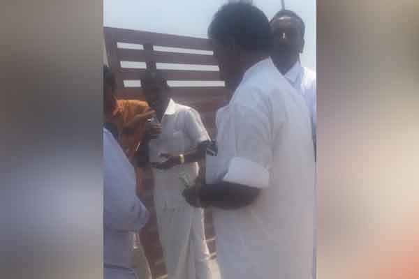 admk distrubute money to people for conducting meet
