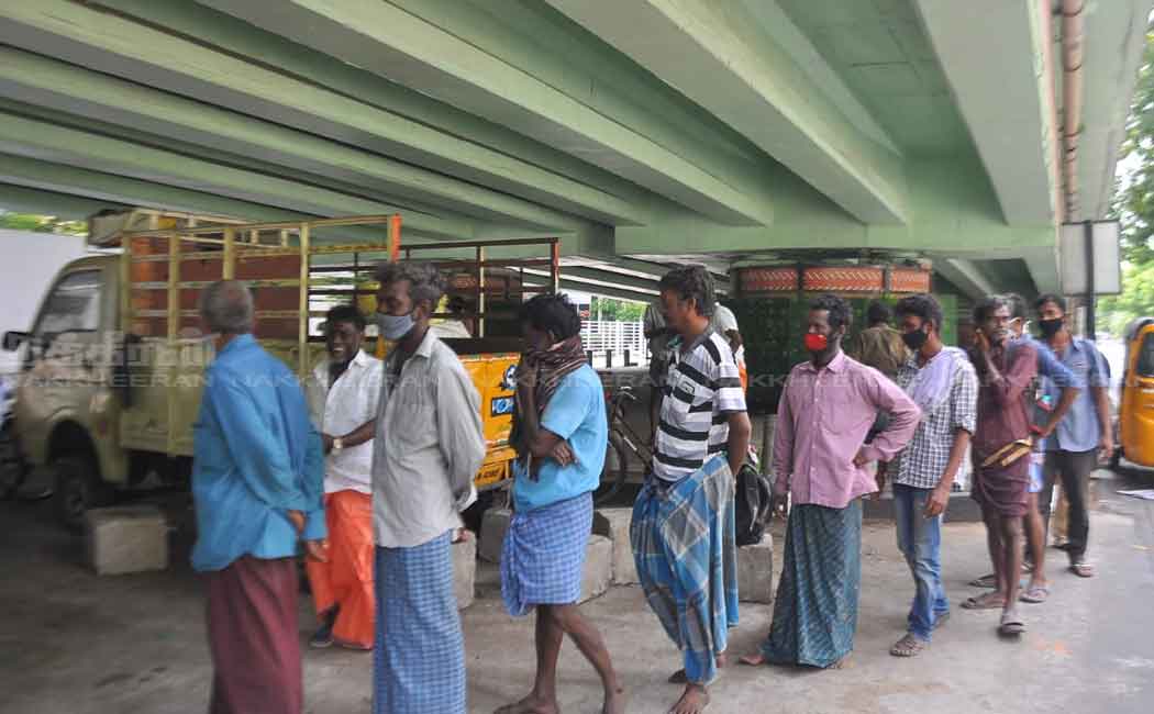 Volunteers who help the hungry people by giving food