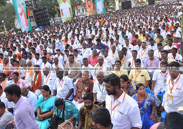 Volunteers welcome Amit Shah's pictures (Pictures)