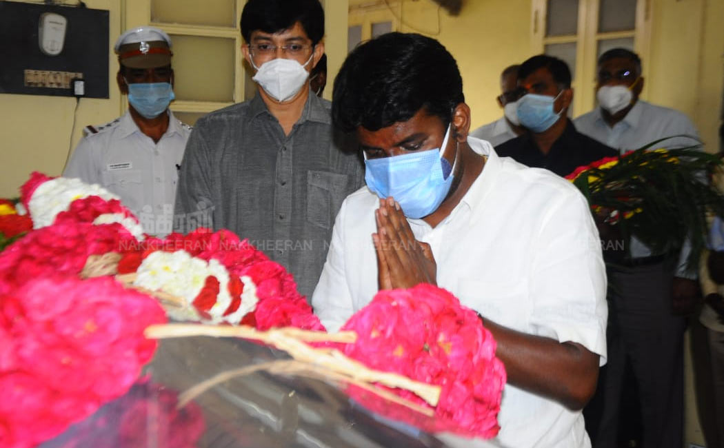 Mortal remains of Dr. Shanta was cremated in full state honor