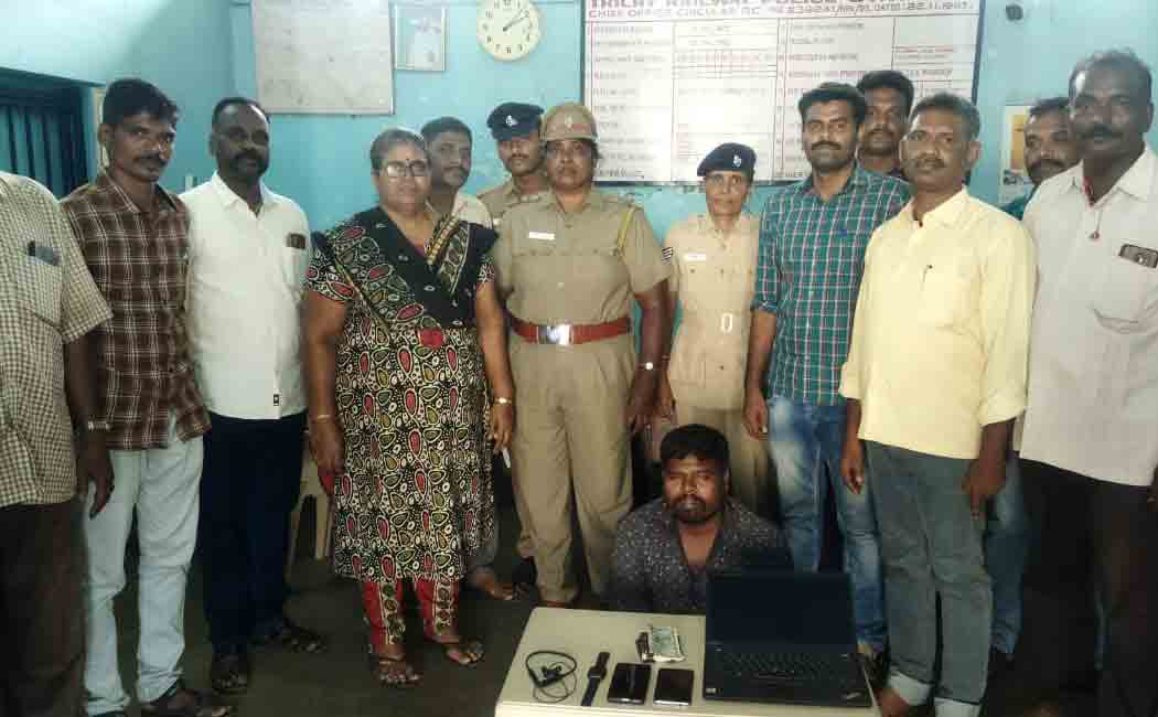 Man arrested for stealing handbags from passengers!