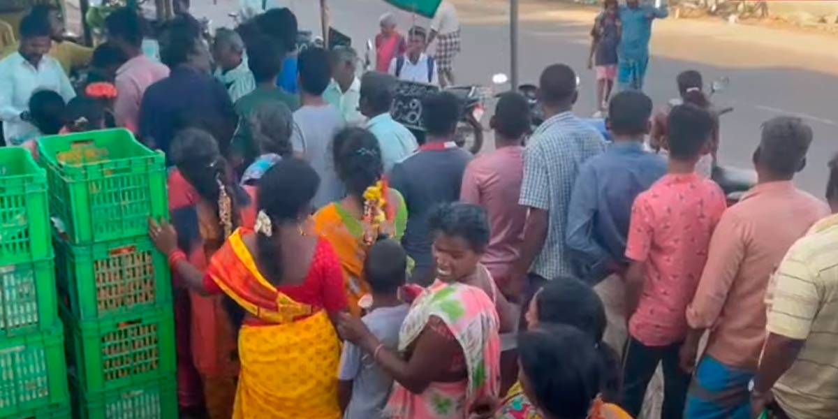 "20 rupees per kg..." - Crowd of people invaded