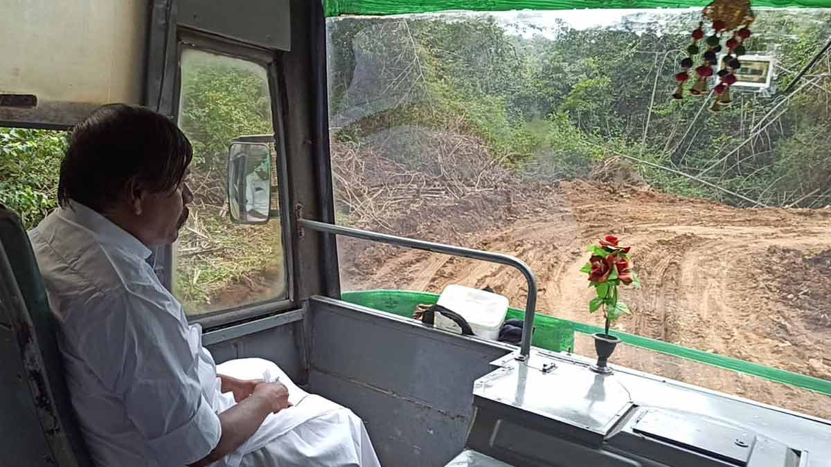 The MLA who traveled by hill village bus and inspected the road