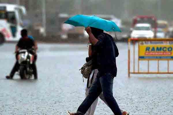 Chance of rain with thunder and lightning