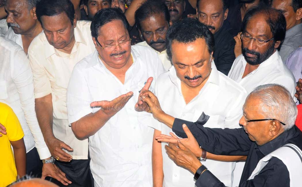 Anbazhakan Cremation photos