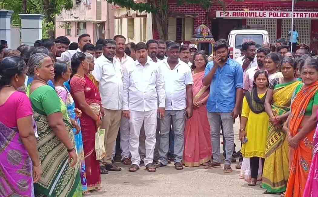 Defamation poster about Panchayat council president! People besieged the police station!
