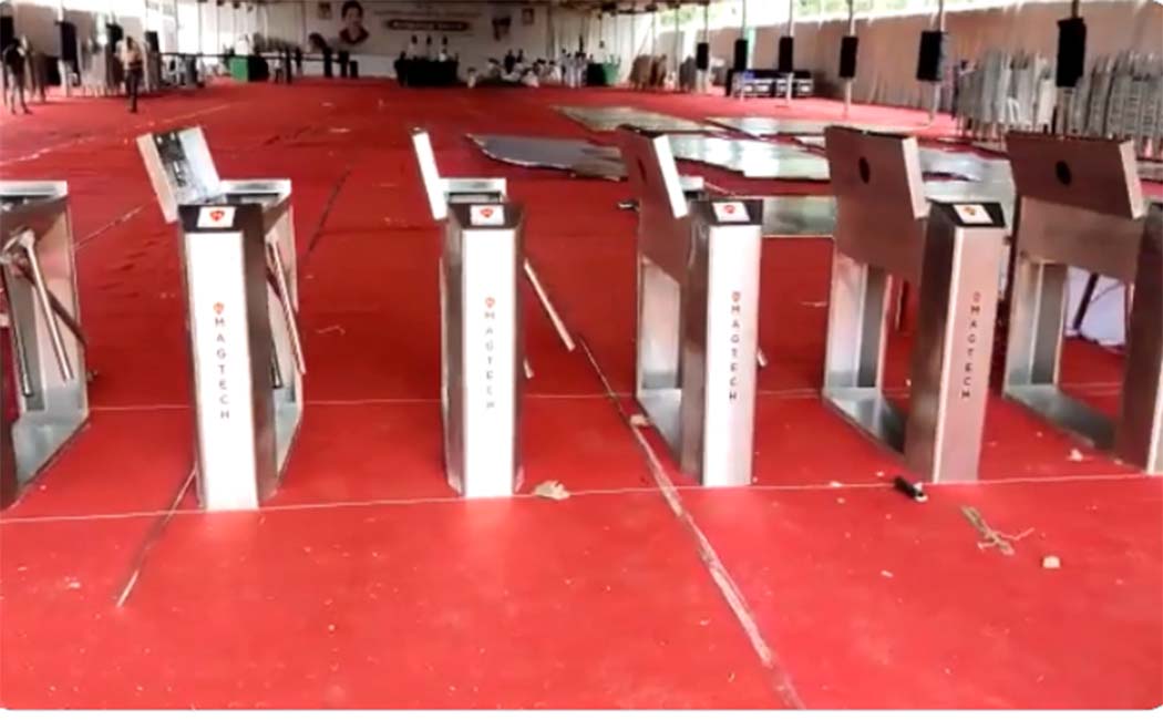 A.D.M.K. State-of-the-art entrance gate system in the common area!