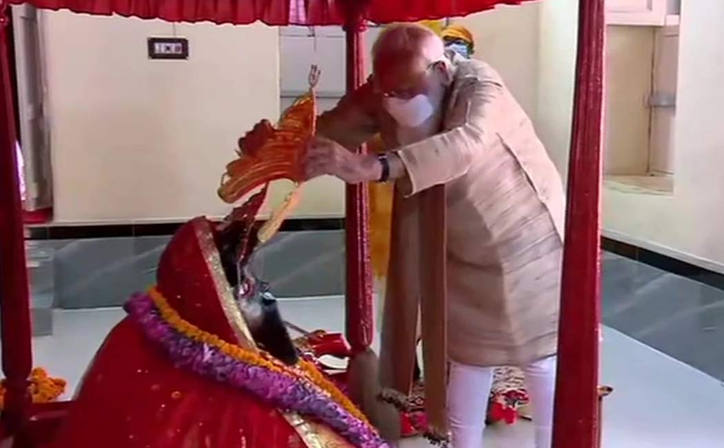 Modi offers prayers at Jeshoreshwari Kali Temple in Ishwaripur