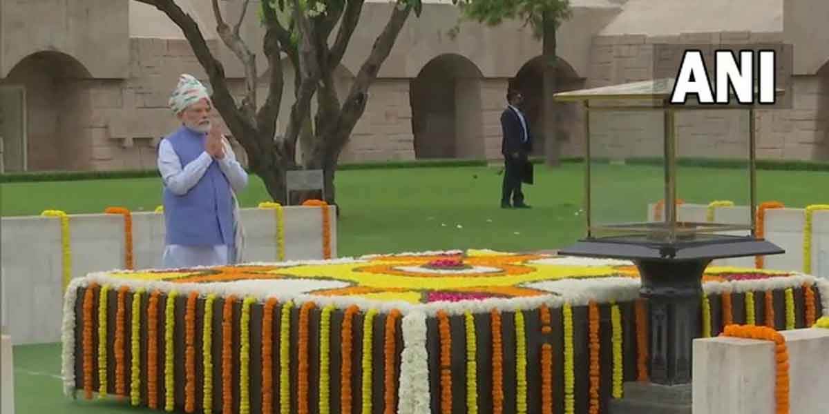 The Prime Minister hoisted the national flag for the 9th time!