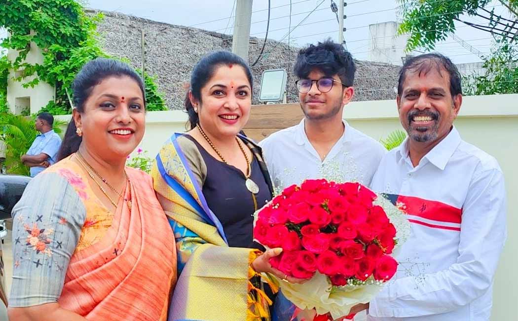 ramya krishnan meets roja
