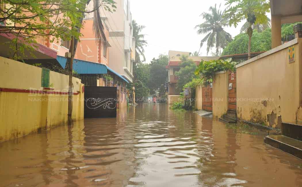People staggering in the flood .. Request to take action!