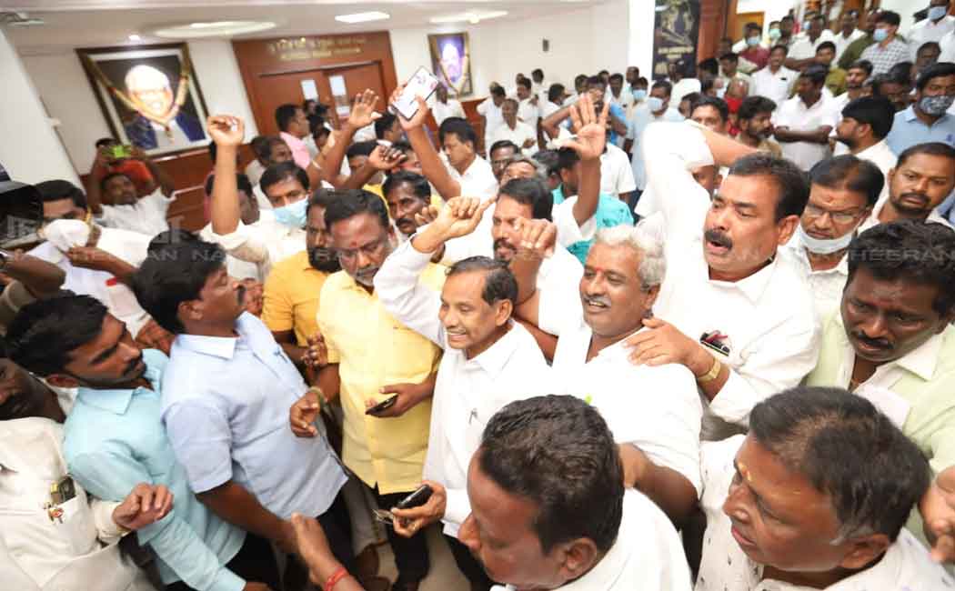 dmk volunteers struggle in arivalayam
