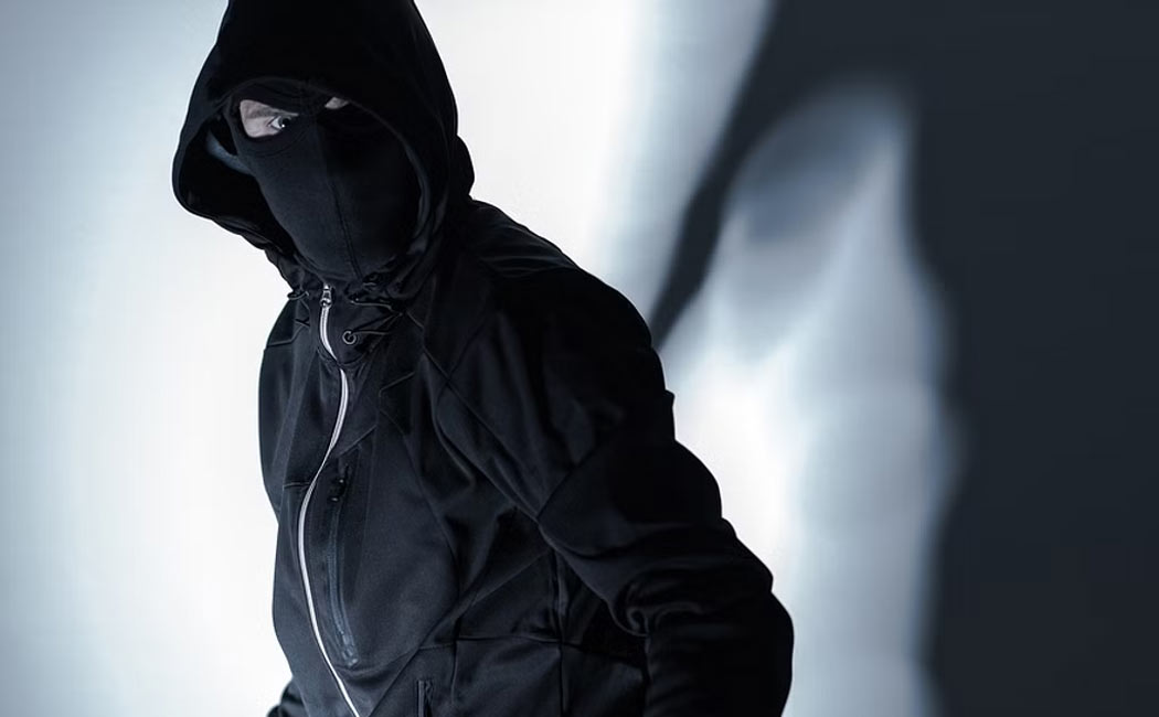 Masked robbers have robbed an old people's home in the middle of the night