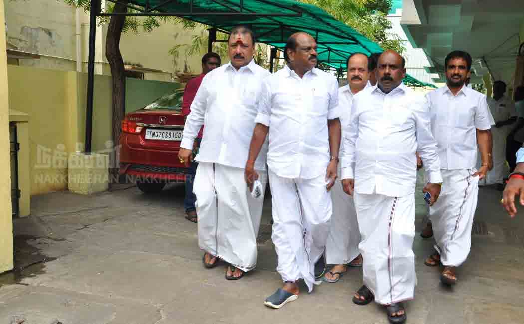 Thambidurai MP met O.P.S. at his residence