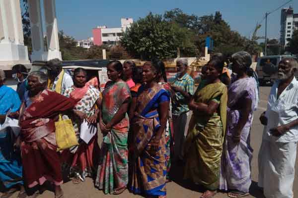 Women petition to the District Collector not to open tasmac