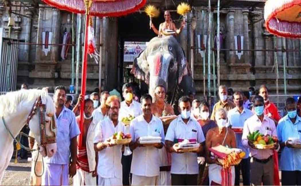 The garments and garlands sent from Srirangam to Srivilliputhur ...