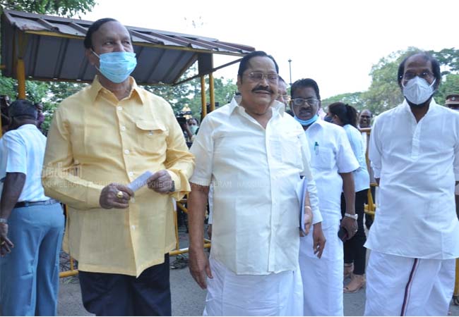 dmk leaders meet the tamilnadu governor at rajbhavn