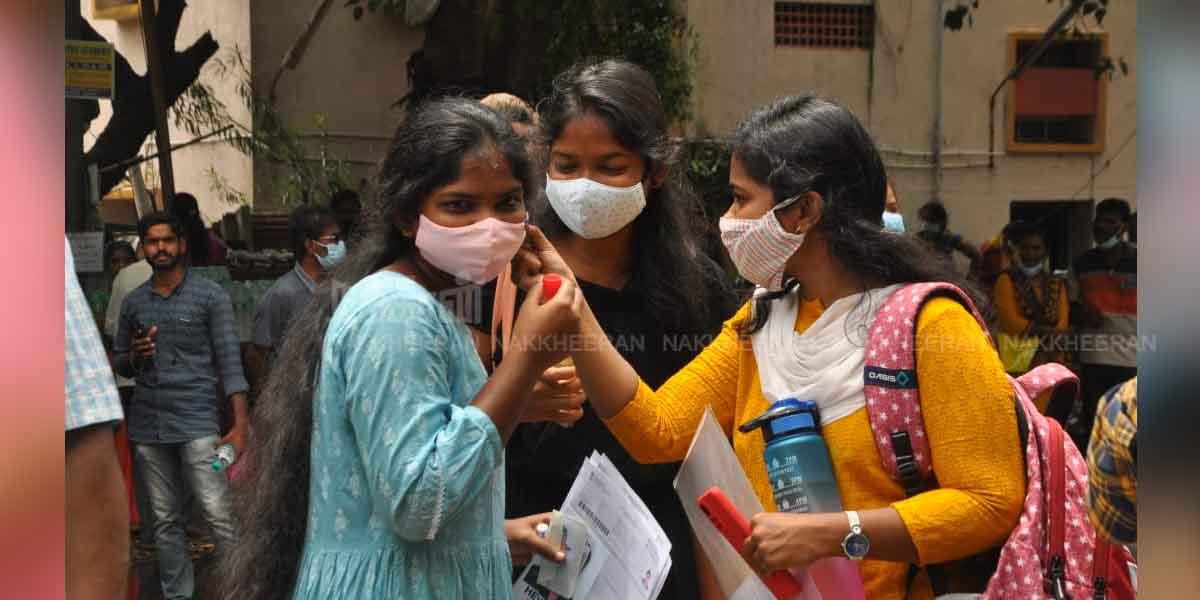 Students Preparing for NEET (Photos)