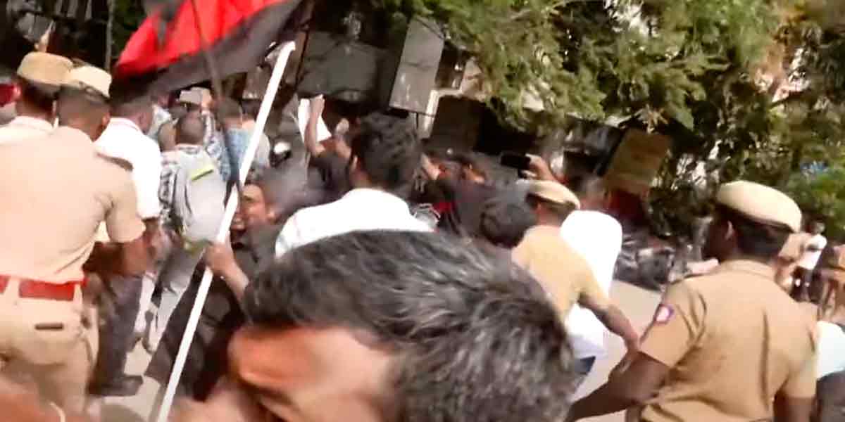 struggle against Governor; The police are pushing and shoving between the protestors