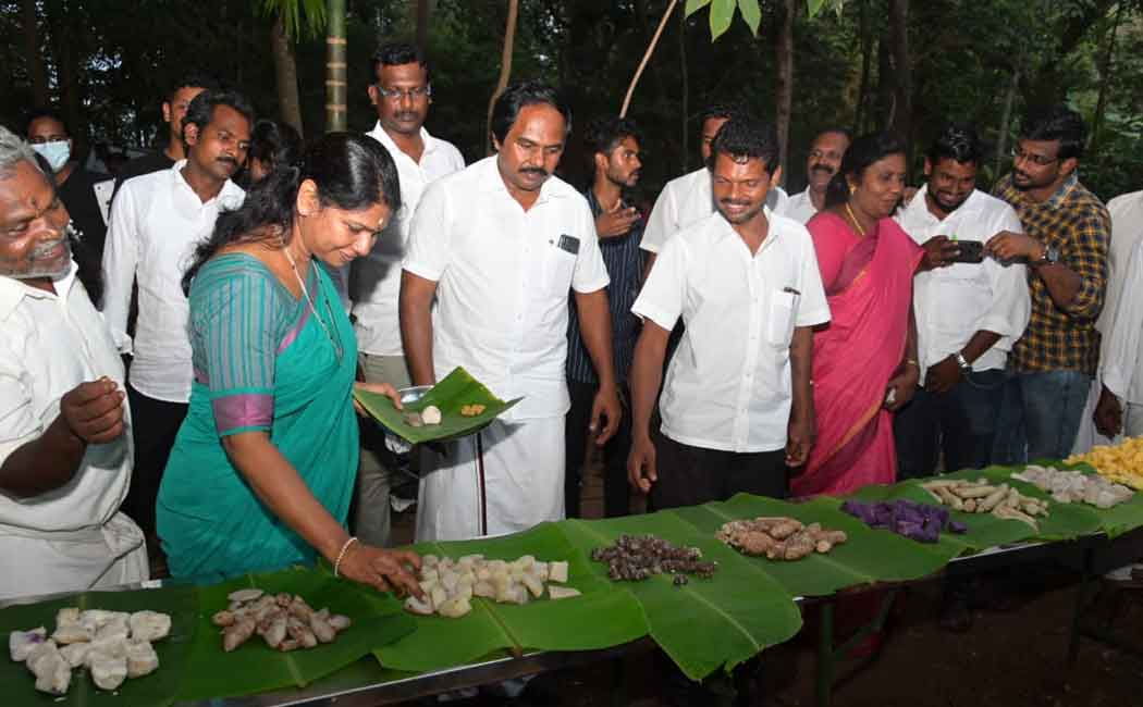 3 km boat trip ... Kanimozhi who loved the food of the tribes ..!