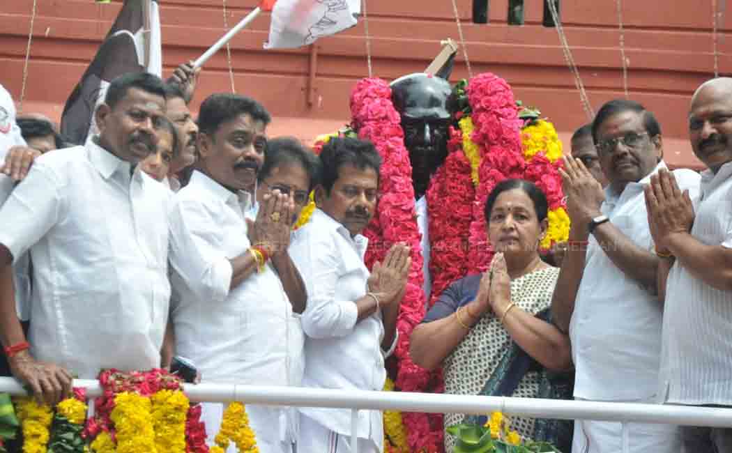 Minister respects Kamaraj statue!