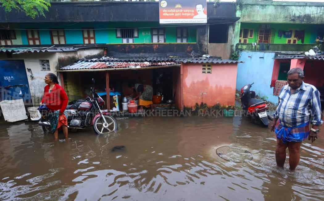 Civilians suffer due to early morning rains (Pictures)