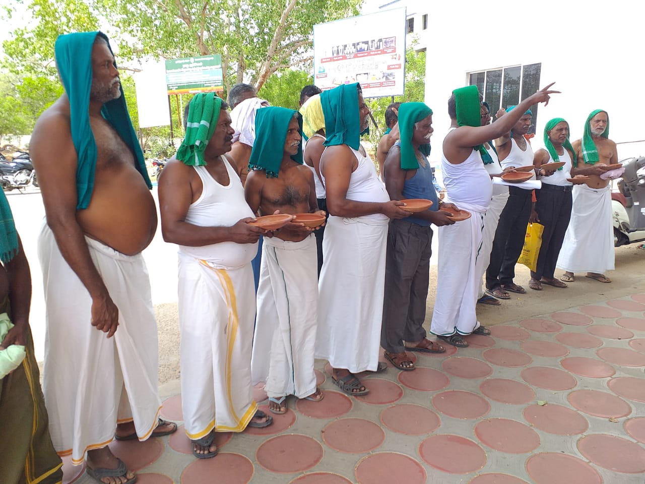 The farmers who are carrying Thiruvote ; a shocked collector