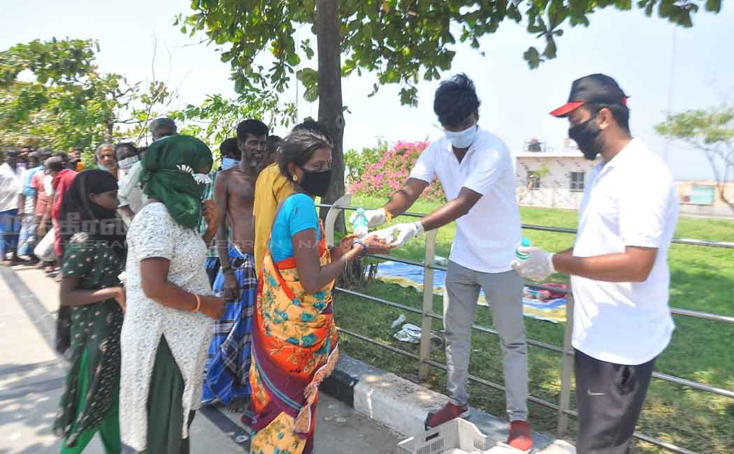 DMK youths who provided food to those on the road