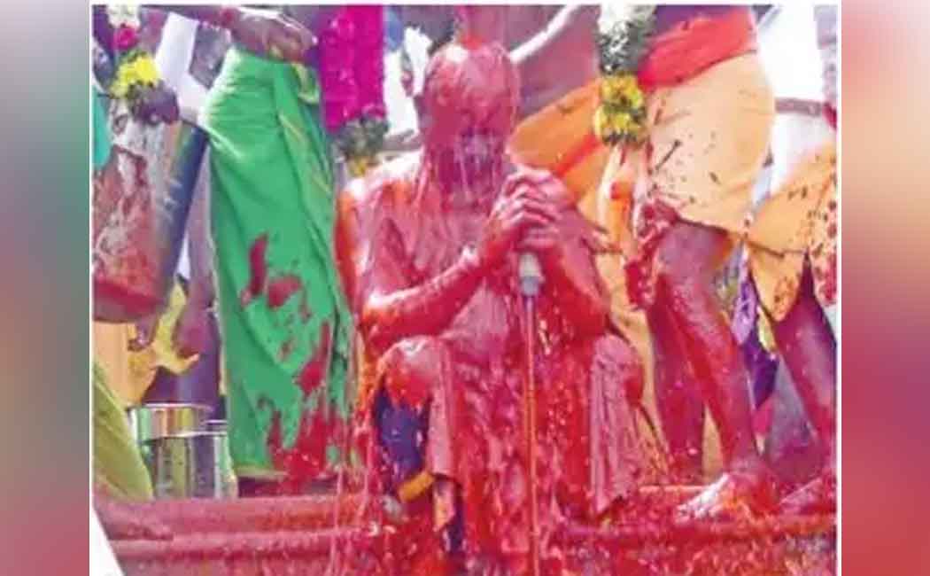 Bizarre worship at Dharmapuri; Anointing by pouring chilli solution on the priest of Karubusamy temple