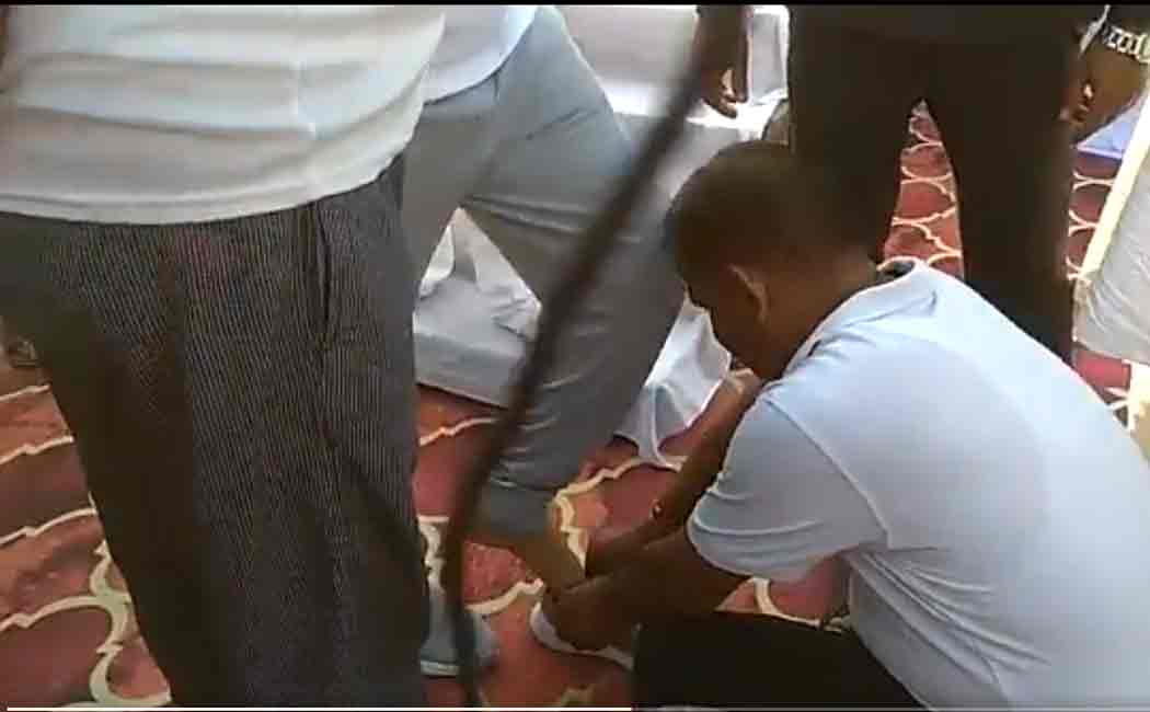 uttarpradesh government employee tied bjp minister shoe lace