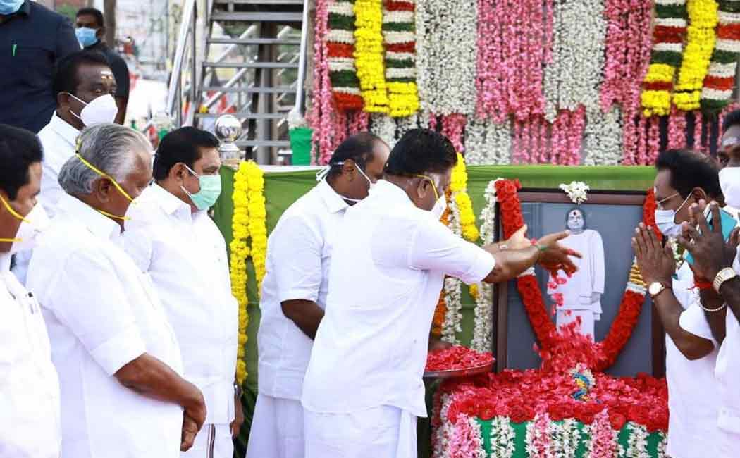 edappadi palanisamy and o.panneerselvam pay homage to muthuramalingam thever