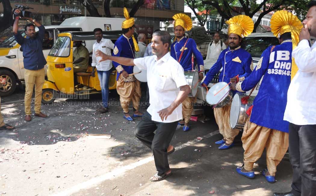 Volunteers who welcome Kamal