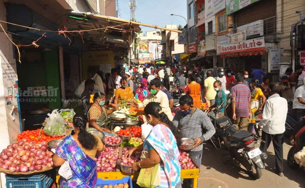 People who flew the restrictions in the air and gathered in the market