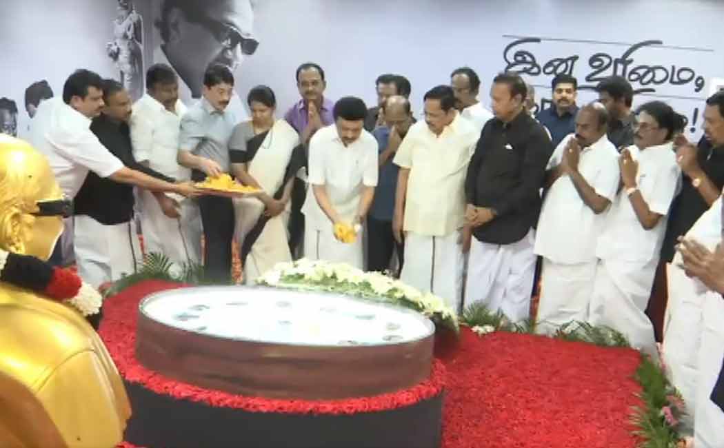 Chief Minister Stalin pays tribute at kalaignar memorial