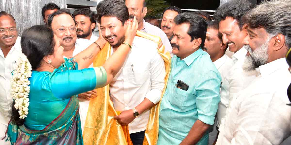 A surprise visit to Alagiri's house; Supporters cheer