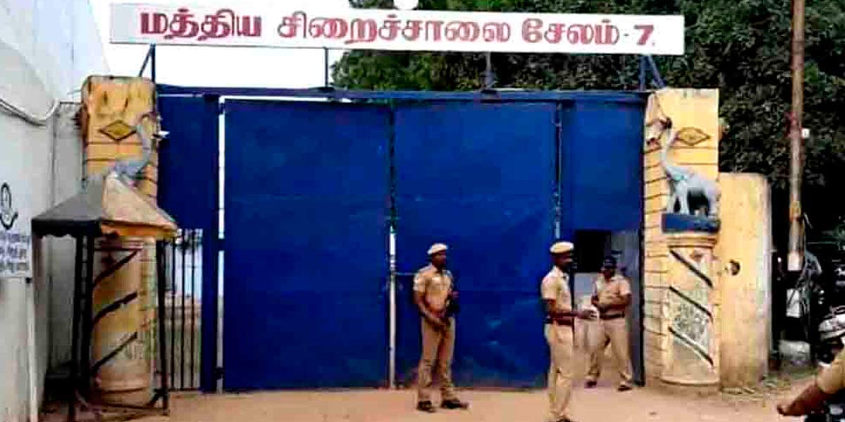 Jail warden suspended for giving lift to prisoner