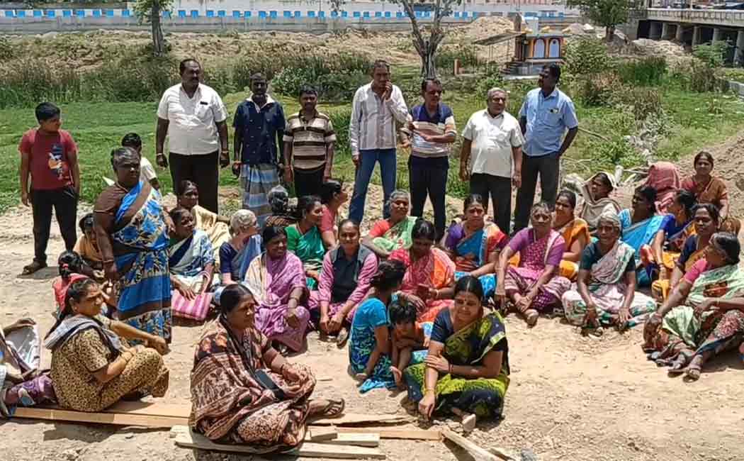 Women struggle against the opening of a new Tasmac store