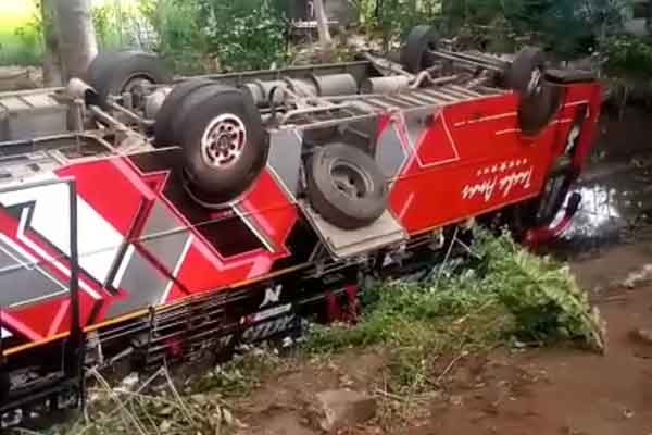 Tourist bus accidents into the canal ...