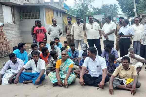 Panchayat displaces family .. Relatives block road