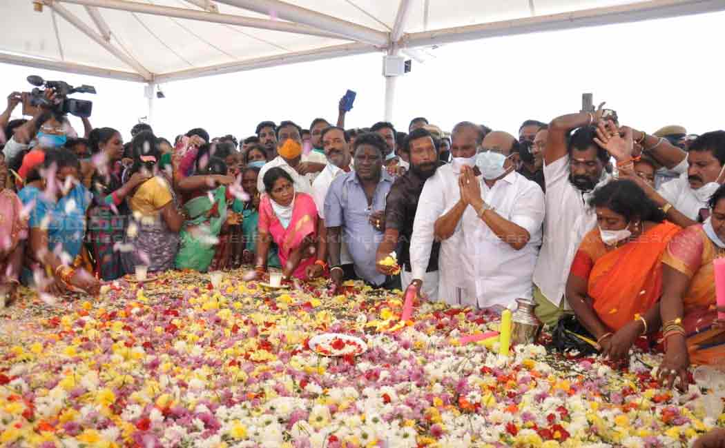 Minister Jayakumar paid homage by going to the boat and sprinkling flowers in the sea .. (Pictures)
