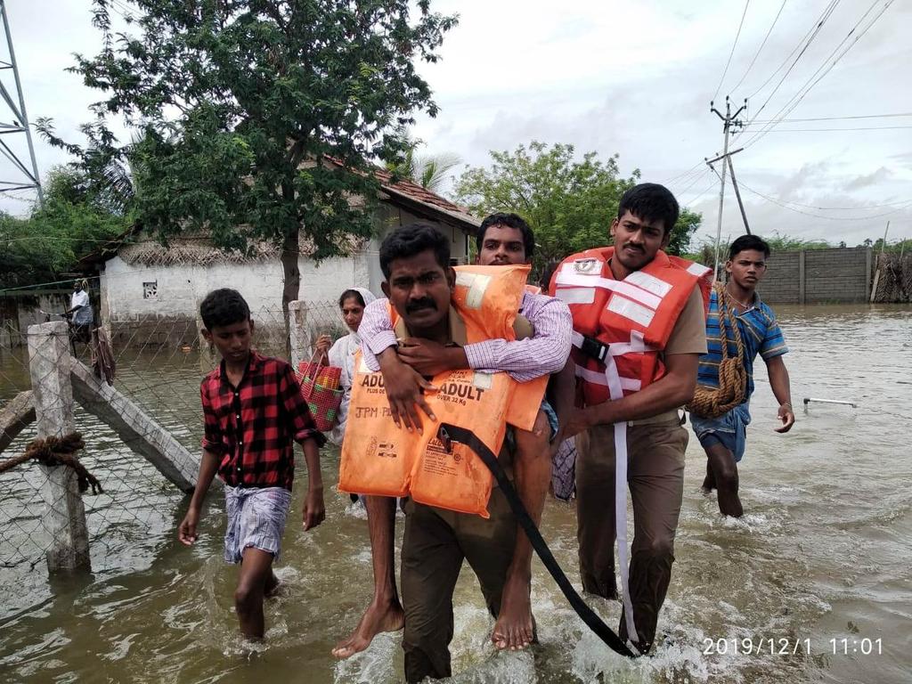 10 lakes filled with rainwater entering town ... Firefighters rescuing people!