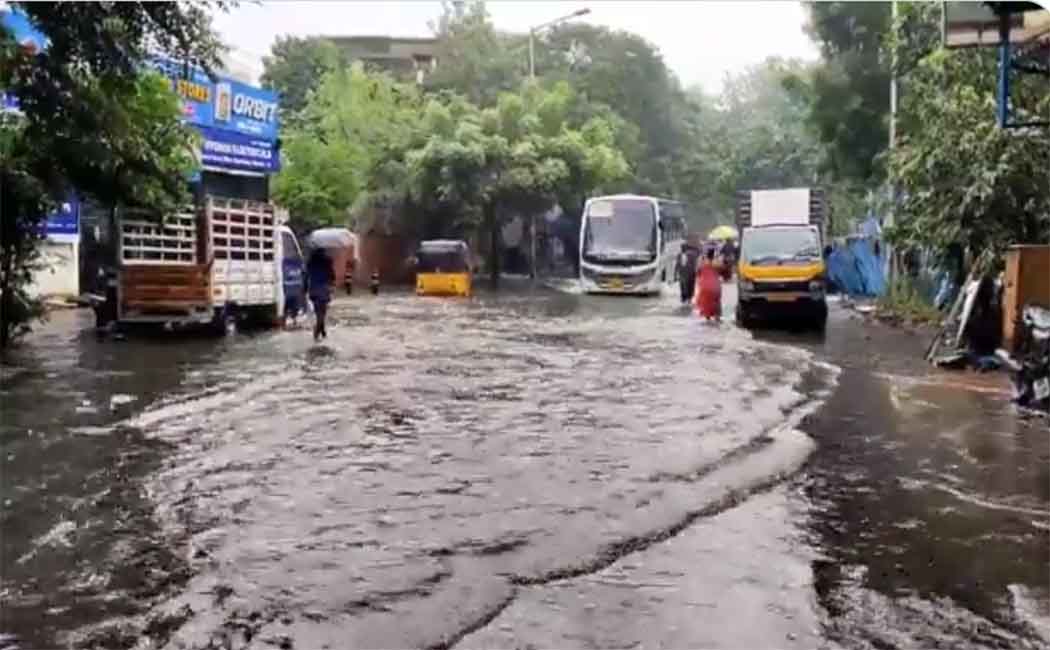 heavy rain in Chennai ... Rain water accumulated on the roads!