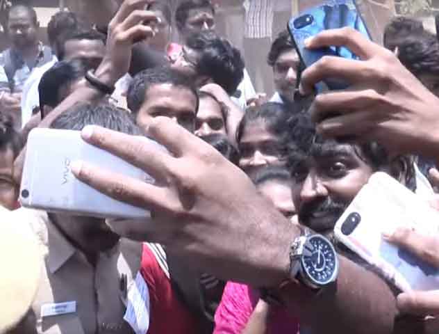 vijay sethupathi selfie