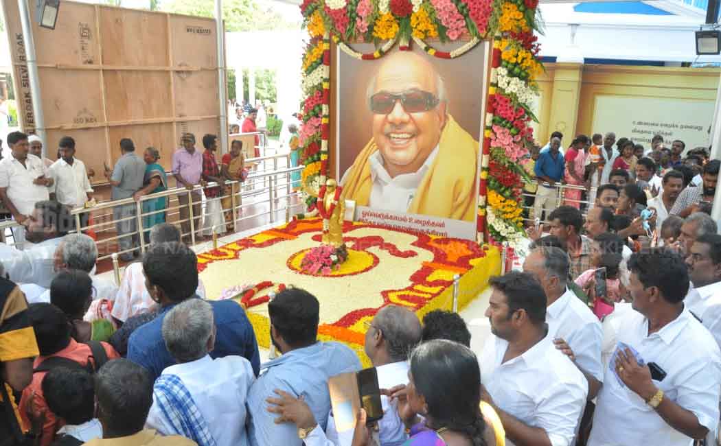 People paying homage at the kalaignar