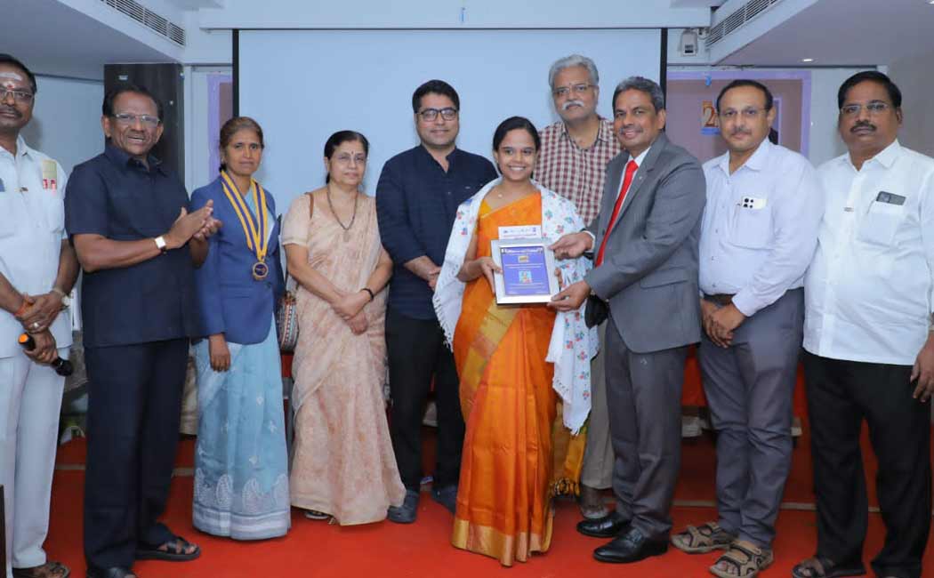 Award to Gynecologist for raising awareness about breast cancer