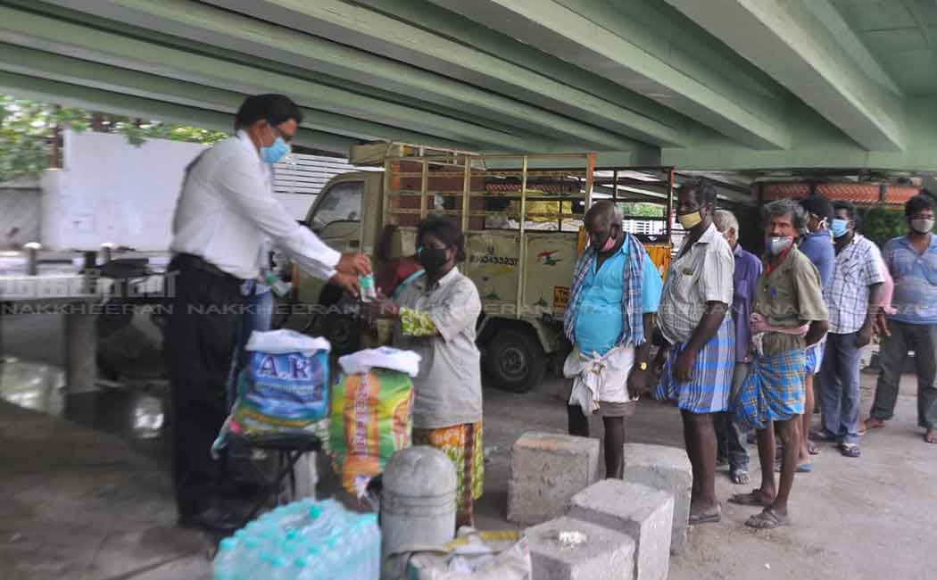 Volunteers who help the hungry people by giving food