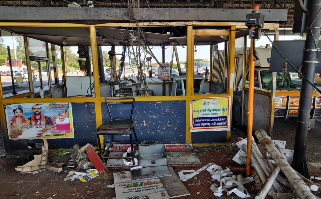 18 lakhs rupees missing in the smashed tollgate ... Tolcade's complainant !!